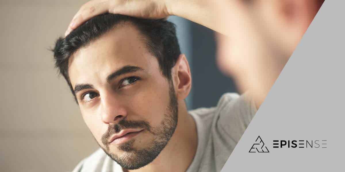 Homem olhando-se no espelho, vendo seu início de alopecia - site Episense clínica de medicina estética facial e corporal no Porto - Portugal